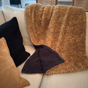 POTTERY BARN Double-Sided Reversible Sherpa Throw
